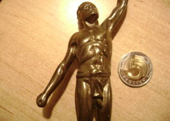 Starocie z PRL - Rzeźba = Figurka Atlety z brązu 17 cm wysoka, przedwojenna