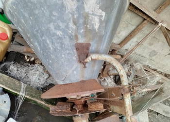 Rozsiewacz nawozu Kos,lejek,zawieszany