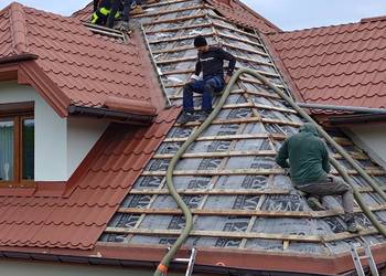 OCIEPLANIE PODDASZY STROPÓW WEŁNĄ CELULOZOWĄ WDMUCHIWANIE IZOLACJI NAPRAWA