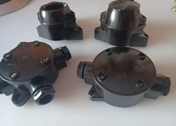 Czarny bakelit, gniazdo, wyłącznik, puszki.