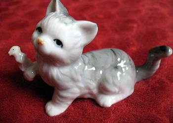 Kot - kotek z myszką - porcelana - 7 x 10 x 4  Stare Rękodzieło