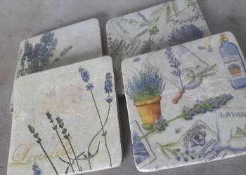 Zestaw czterech podstawek ceramicznych.