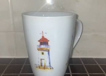 kubek ceramiczny z nadrukiem marynistycznym w formie latarni morskiej