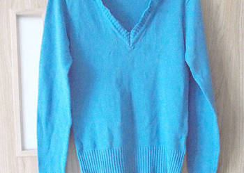 niebieski sweter, granatowy sweter kołnierz, gładki sweter