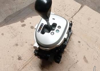 Toyota Yaris lewarek zmiany biegów.