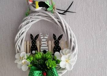 Wianek świąteczny wielkanocny z zajączkami.