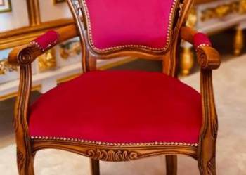 Stylowe krzesła pałacowe z podłokietnikami
