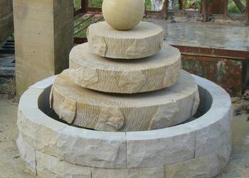 Stylowa fontanna z piaskowca do oryginalnego ogrodu - kamień