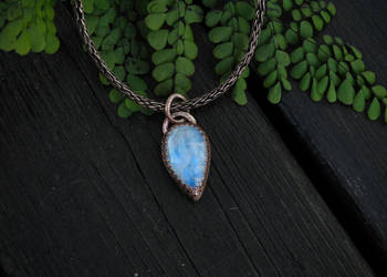 Miedziany wisiorek z niebieskim kamieniem księżycowym