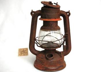 Stara zardzewiała lampa naftowa Feuerhand nr 225 Medium, II wojna światowa