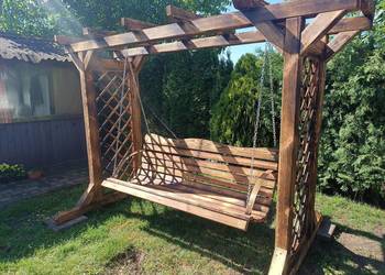 Huśtawka z pergola ogrodowa opalana