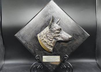 Duża dekoracyjna plakieta z owczarkiem niemieckim, brąz, początek XX wieku