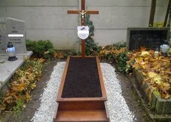 Krzyż drewniany na grób, montaż krzyża, Cmentarz Wrocław, Grabiszyńska,