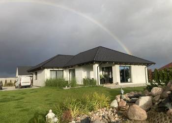 Dom jednorodzinny ze stawem na dużej działce, Pośród jezior i lasów