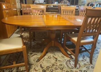 Elegancki stół z krzesłami w stylu angielskim
