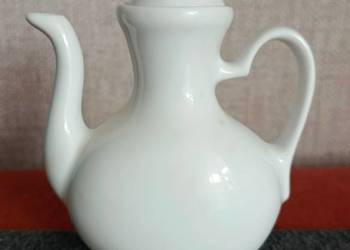 Mały czajniczek porcelanowy.