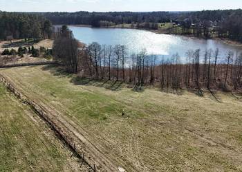 Działka rolna z linią brzegową jeziora Wygryny w Wygrynach