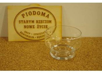 Szklana misa dekoracyjna na stopce – minimalistyczny design vintage