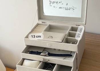 Szkatułka na biżuterię z szufladami i lusterkiem