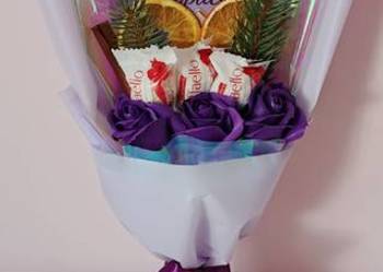 Świąteczny bukiet prezentowy cappuccino Raffaello róże mydlane