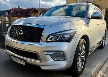 Srebrne Infiniti QX 80 z fotelami kapitańskimi.