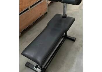 Ławka do ćwiczeń mięśni brzucha, Technogym