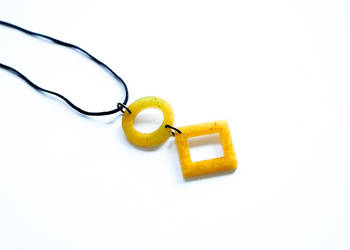Geometryczny, wisiorek koło i kwadrat z żywicy 4,7 cm złoty Geometryczny, wisiorek koło i kwadrat z żywicy 4,7 cm złoty