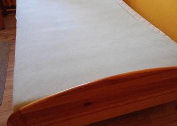 Łóżko z materacem.