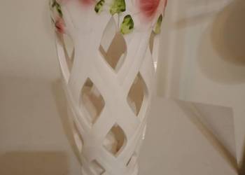 NOWY. Ażurowy Wazon Ceramiczny z Różami – Pleciony Koszyk Vintage Cottageco