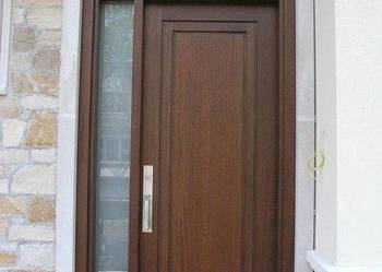 Drzwi drewniane z montażem do domu