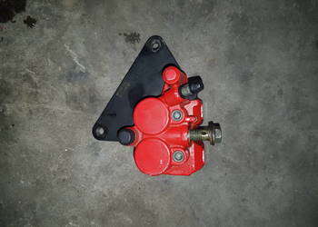 Przedni zacisk hamulcowy z klockami Sym Crox Orbit Jet