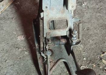 Wspornik kolumny kier.z pedałami fiat 125p