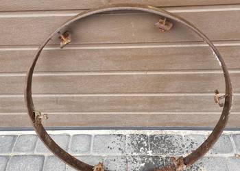 Stara duża obręcz koło na obraz z mchu zegar