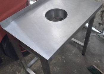 Stół nierdzewny z otworem na odpadki.