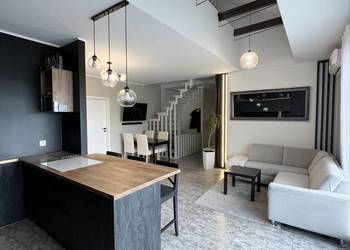 3 pokoje plus antresola, winda, garaż.