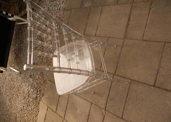 Krzesła przeźroczyste