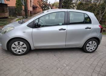 Toyota Yaris kola z oponami