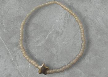 Bransoletka w kolorze białym na elastycznej żyłce