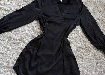 H&M czarna sukienka satynowa V-neck classy elegant vibe