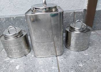Pojemniki metalowe na kawę, herbatę i ciasteczka.