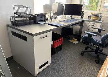 Biurko na wymiar – idealne do biura lub domowego gabinetu