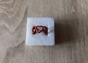 Pierścionek czerwony z motywem serc połączonych