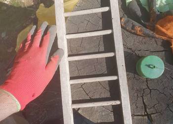 Mała stara miniaturowa zabawkowa drewniana drabinka z wozu wiejskiego PRL