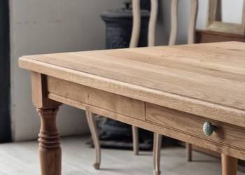 Piękny, stylowy stół dębowy, na nogach toczonych z szufladą, rozkładany