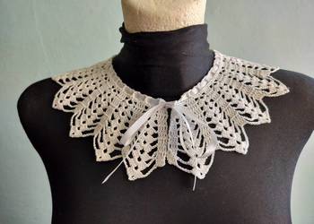 Biały szydełkowy kołnierzyk