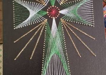 Obraz wykonany w technice string art.