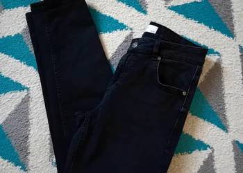 Czarne jeansy z wyższym stanem