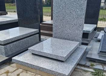 Nagrobek urnowy strzrgom 90 cm x 70 cm