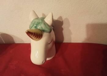 Porcelanowa głowa jednorożca z niebieskimi włosami do pokoju nastolatki