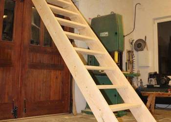 SCHODY WEWNĘTRZNE REGULOWANE SOSNOWE z BARIERKĄ Dach 295X50
